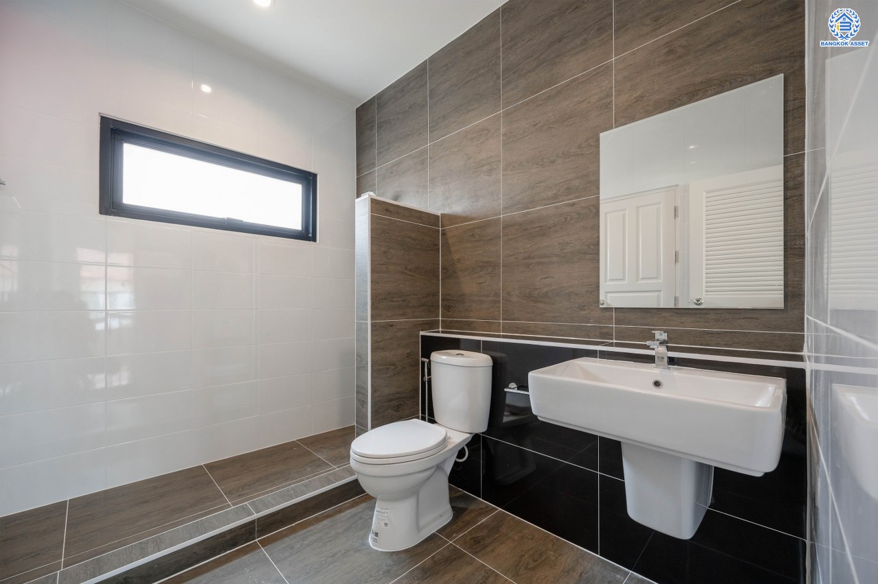 บ้านมือสองตกแต่งใหม่ โครงการ รติรมย์2 ราชพฤกษ์-กาญจนาภิเษก ซ.สวนผัก32 ส่วนกลางครบครัน พร้อมอยู่ เนื้อที่ 56 ตร.ว. ฟังก์ชัน 3 ห้องนอน 2 ห้องน้ำ 1 ห้องอเนกประสงค์ จอดรถได้ 2 คัน บนทำเลศักยภาพ เชื่อมต่อหลายเส้นทาง ใกล้ทางด่วน "ศรีรัช" และเซ็นทรัล เวสต์วิลล์...